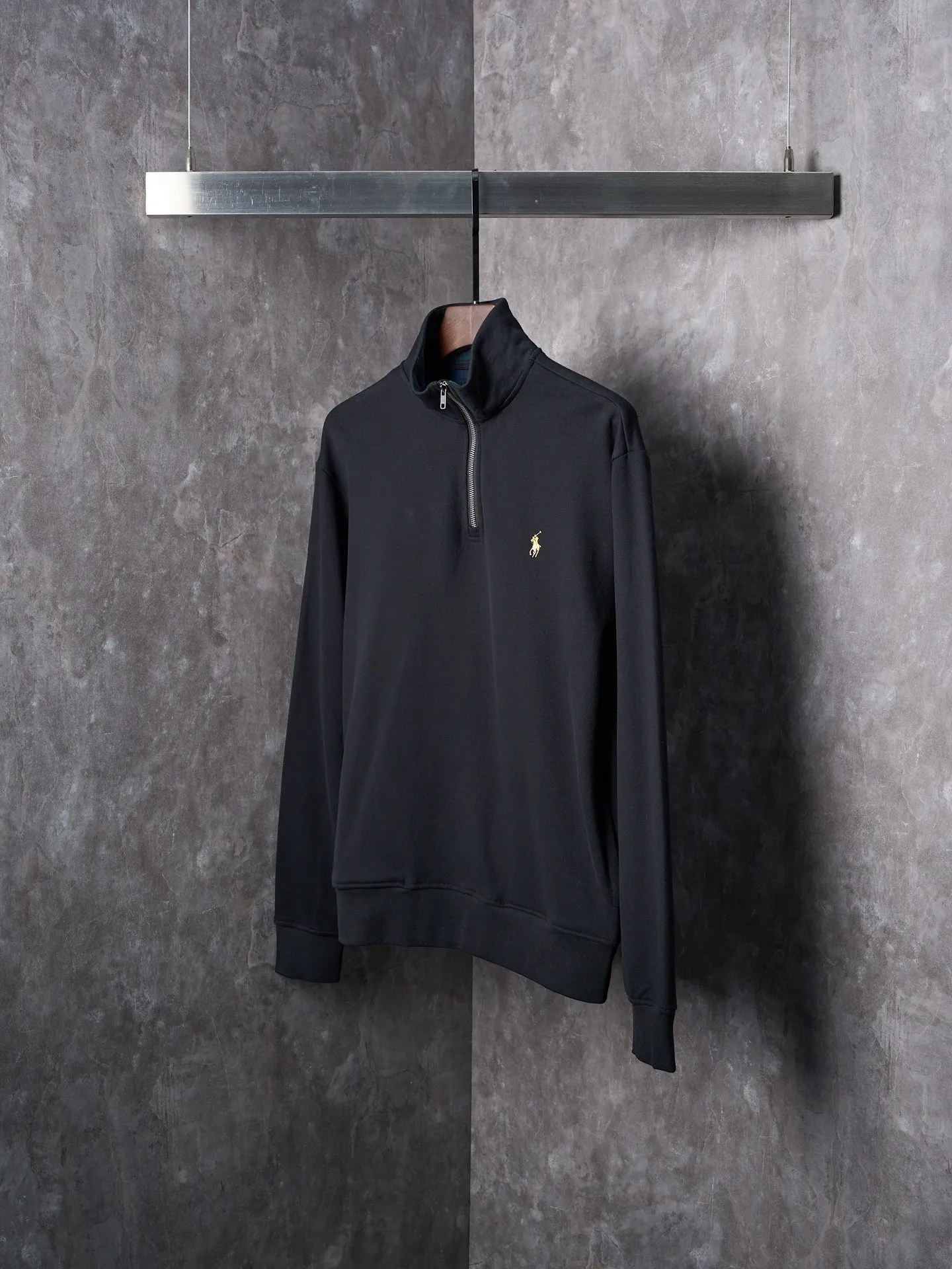 P360 Actual auction] Ralph Lauren/Ralph Lauren gold pony embroidered half turtleneck sweatshirt [Ready stock] S M L The half-zipper design is sublimated, casual yet stylish. In the name of design, it creates a new fashionable realm for sweatshirts. It adopts imported machine embroidery technology and uses advanced computer control systems and precision mechanical components to realize pony mark embroidery operations with high precision. The lines are smooth and delicate. The fabrics have been washed and feel better. Not easy to deform, not easy to shrink, not easy to fade, and maintain long-term beauty and fit.
